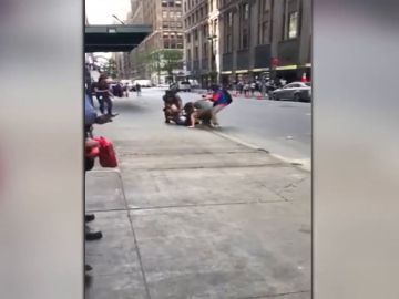 Una taxista agrede brutalmente a una pareja e intenta huir en Nueva York Una taxista agrede brutalmente a una pareja e intenta huir en Nueva York