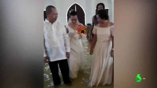 Boda en una iglesia inundada de Filipinas Boda en una iglesia inundada de Filipinas