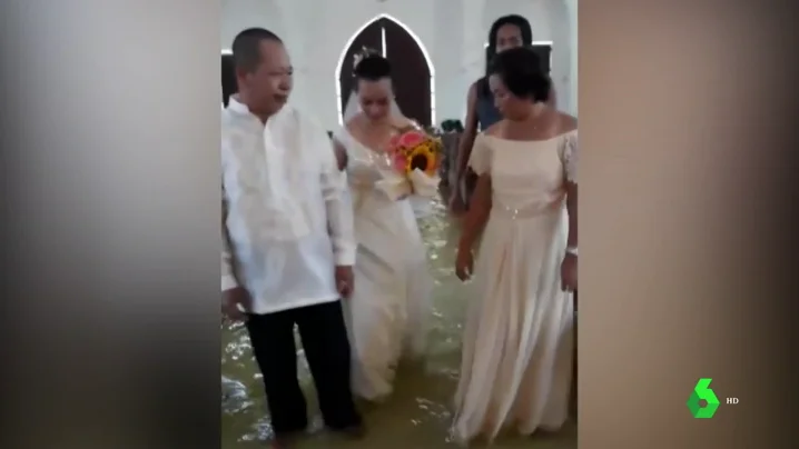 Boda en una iglesia inundada de Filipinas