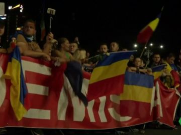 Unas 40.000 personas protestan en Rumanía contra la corrupción y las cargas policiales Unas 40.000 personas protestan en Rumanía contra la corrupción y las cargas policiales