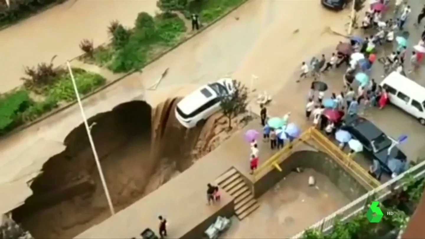 Un coche, a punto de caer a un socavón en China provocado por las fuertes lluvias Un coche, a punto de caer a un socavón en China provocado por las fuertes lluvias