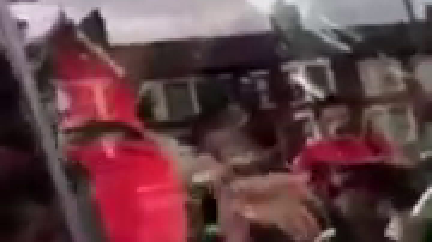 Cr&iacute;ticas a Salah por conducir al volante y no hacer caso a unos aficionados