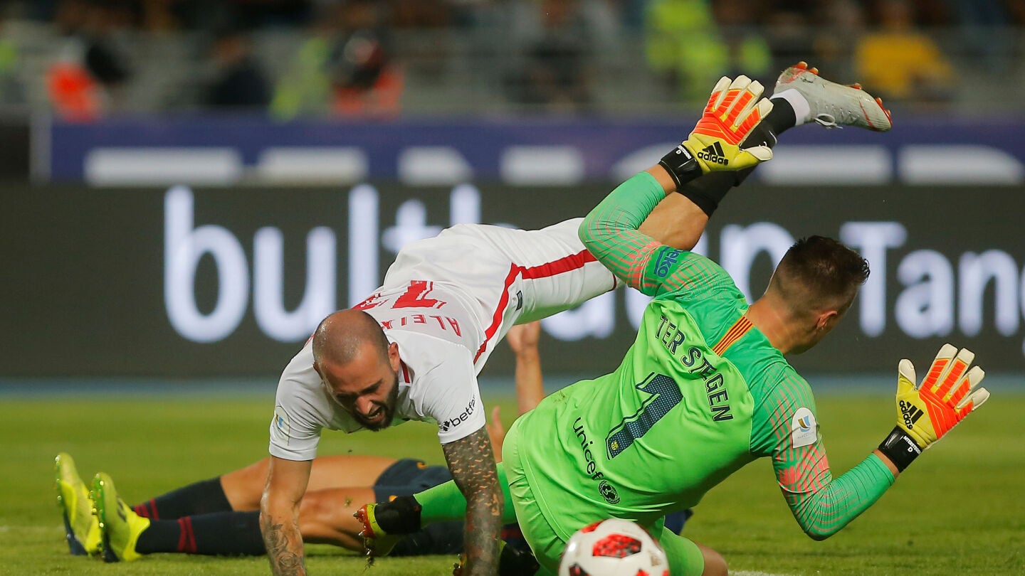 Jugada entre Ter Stegen y Aleix Vidal