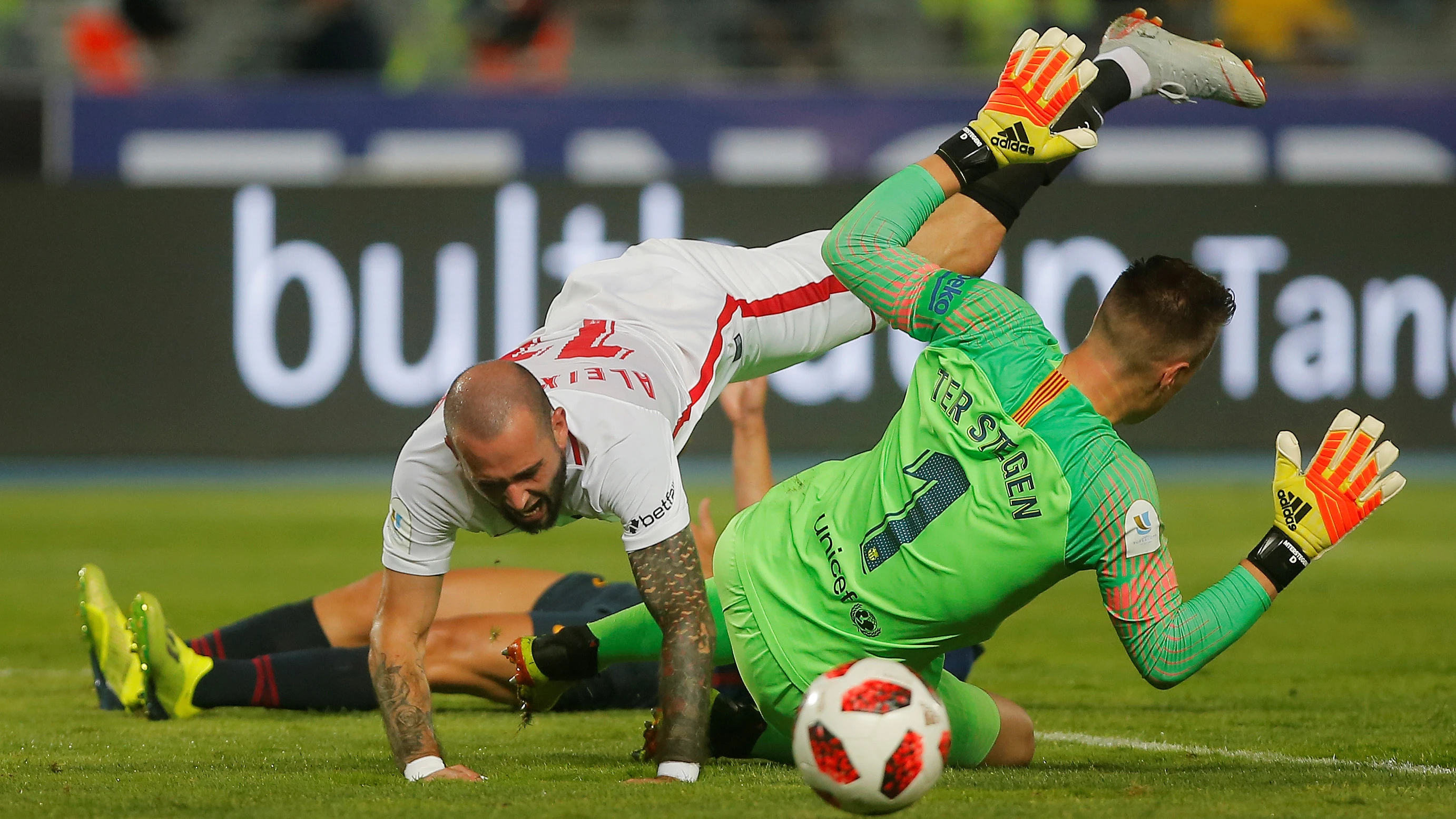 Jugada entre Ter Stegen y Aleix Vidal