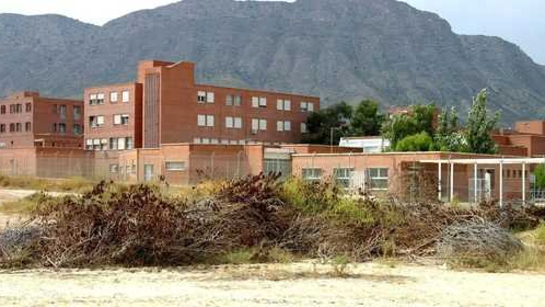 Un incendio obliga a desalojar el centro penitenciario de Fontacalent, Alicante.