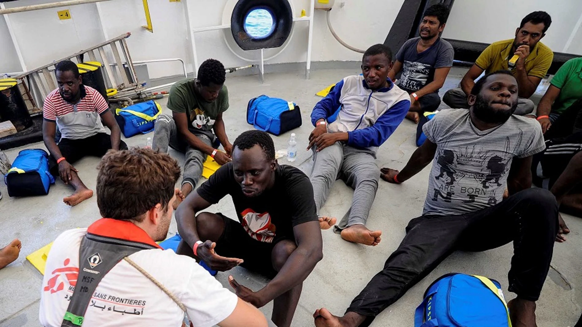 Imagen de un grupo de migrantes rescatados en alta mar