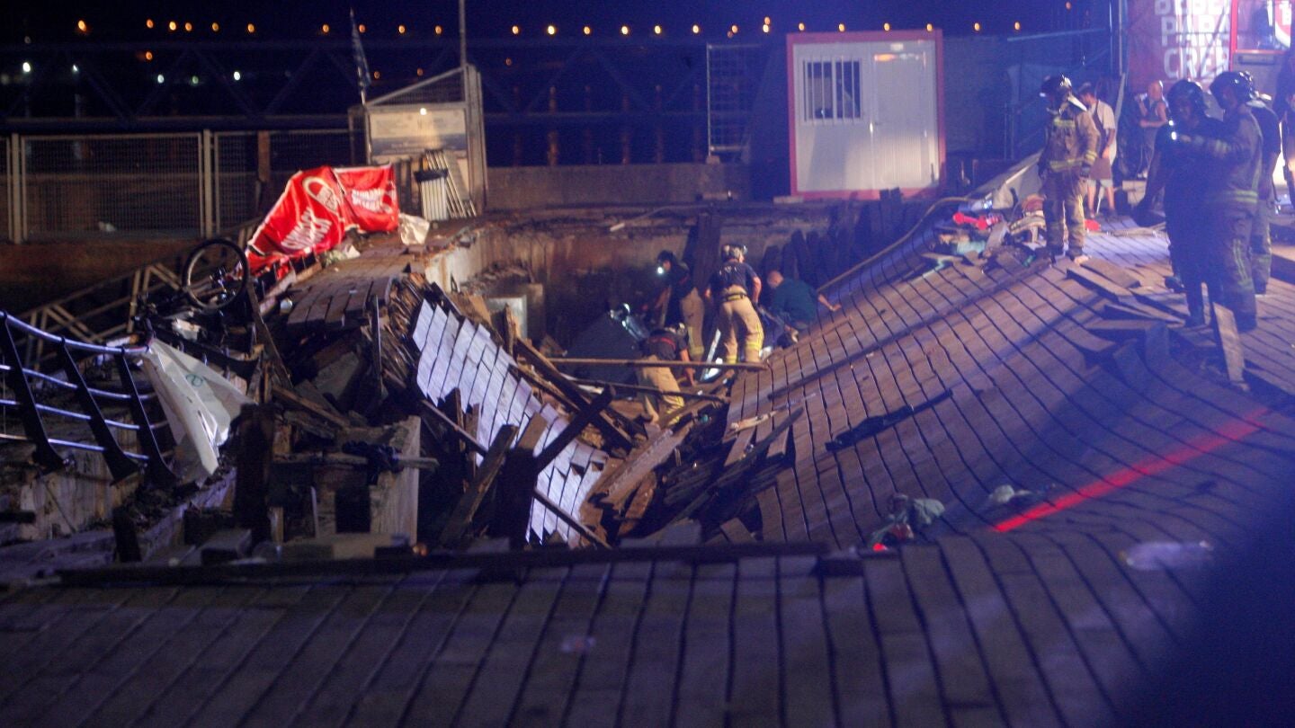 Un muelle de madera se ha hundido provocando la ca&iacute;da de decenas de asistentes al mar mientras asist&iacute;an al festival O Marisqui&ntilde;o, en Vigo.