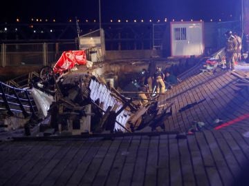 Un muelle de madera se ha hundido provocando la caída de decenas de asistentes al mar mientras asistían al festival O Marisquiño, en Vigo. Un muelle de madera se ha hundido provocando la caída de decenas de asistentes al mar mientras asistían al festival O Marisquiño, en Vigo.