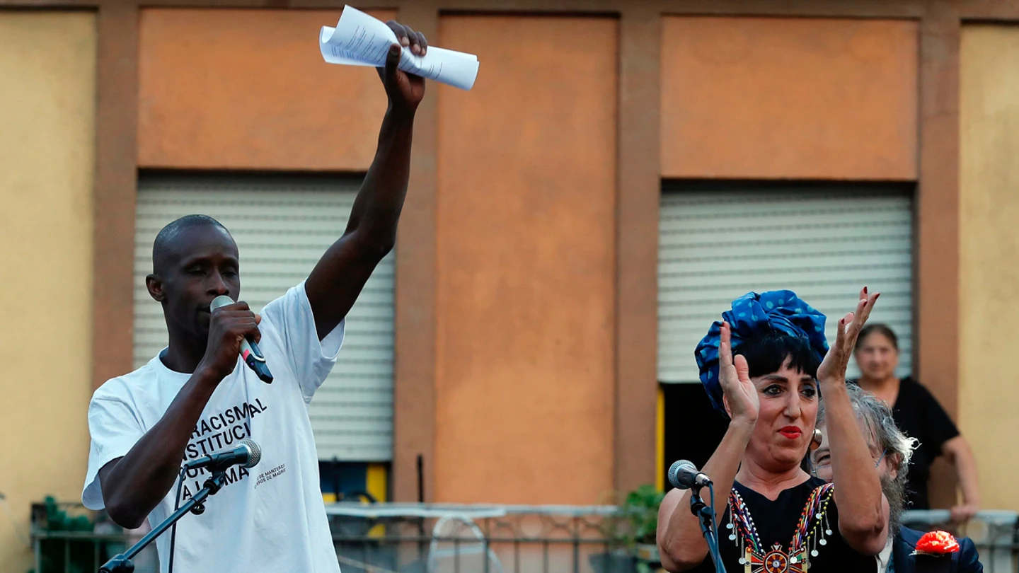 La actriz Rossy de Palma, y el representante del Sindicato de Manteros y Lateros, Serigne Mbaye Diouf La actriz Rossy de Palma, y el representante del Sindicato de Manteros y Lateros, Serigne Mbaye Diouf, durante el tradicional pregón de las fiestas de San Lorenzo, esta noche en la plaza Nelson Mandela del barrio de Lavapiés en Madrid