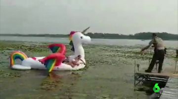 Cinco mujeres se quedan varadas sobre su unicornio hinchable en un lago de Minnesota