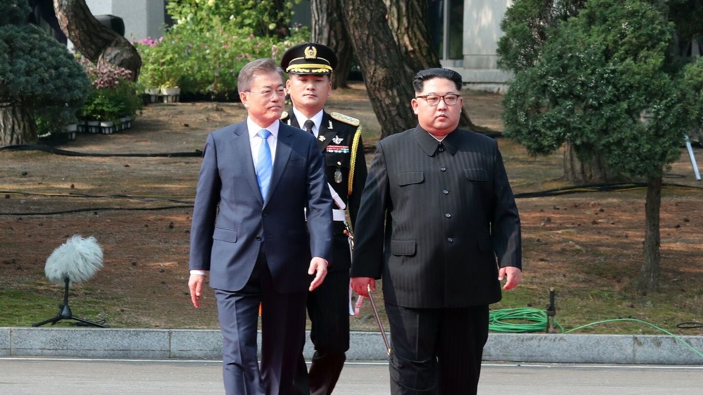 Moon Jae-in l&iacute;der surcoreano y Kim Jong-un l&iacute;der norcoreano
