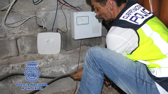 La Policía desinstala las cámaras que colocó el hombre La Policía desinstala las cámaras que colocó el hombre