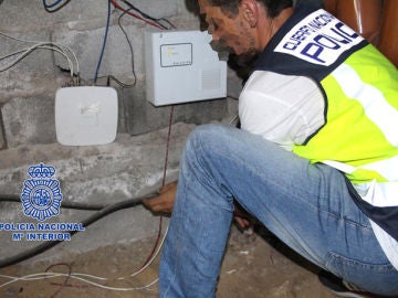 La Policía desinstala las cámaras que colocó el hombre La Policía desinstala las cámaras que colocó el hombre