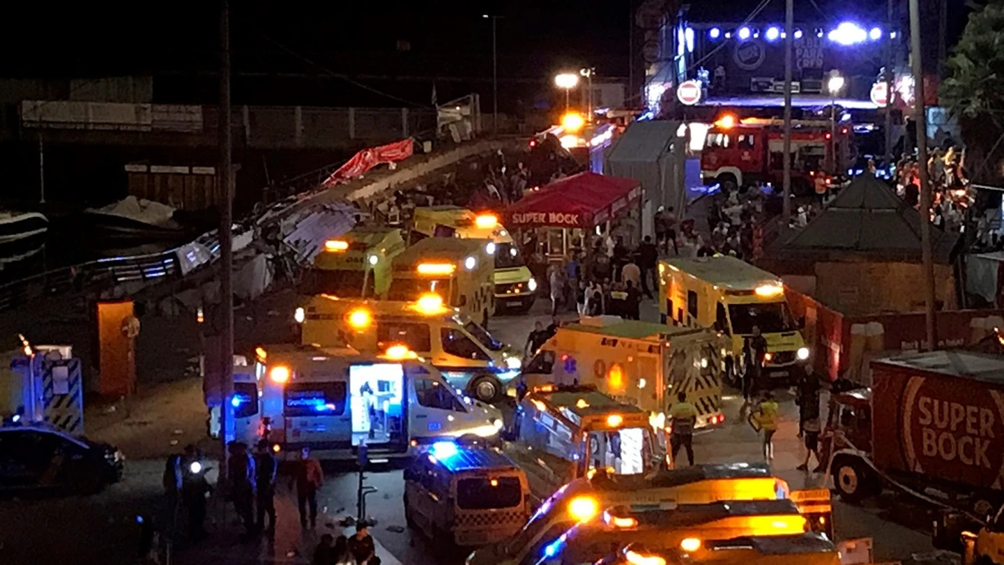 Ambulancias trasladadas al lugar del siniestro en el festival 'O Marisquiño' de Vigo Ambulancias trasladadas al lugar del siniestro en el festival 'O Marisquiño' de Vigo