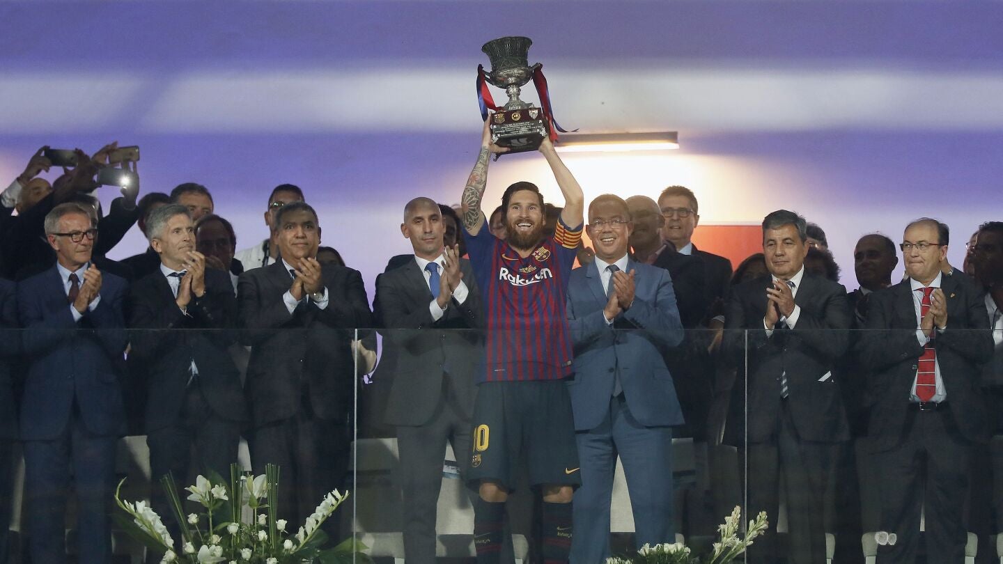 El capit&aacute;n Leo Messi levanta el trofeo de campe&oacute;n tras la final de la Supercopa de Espa&ntilde;a