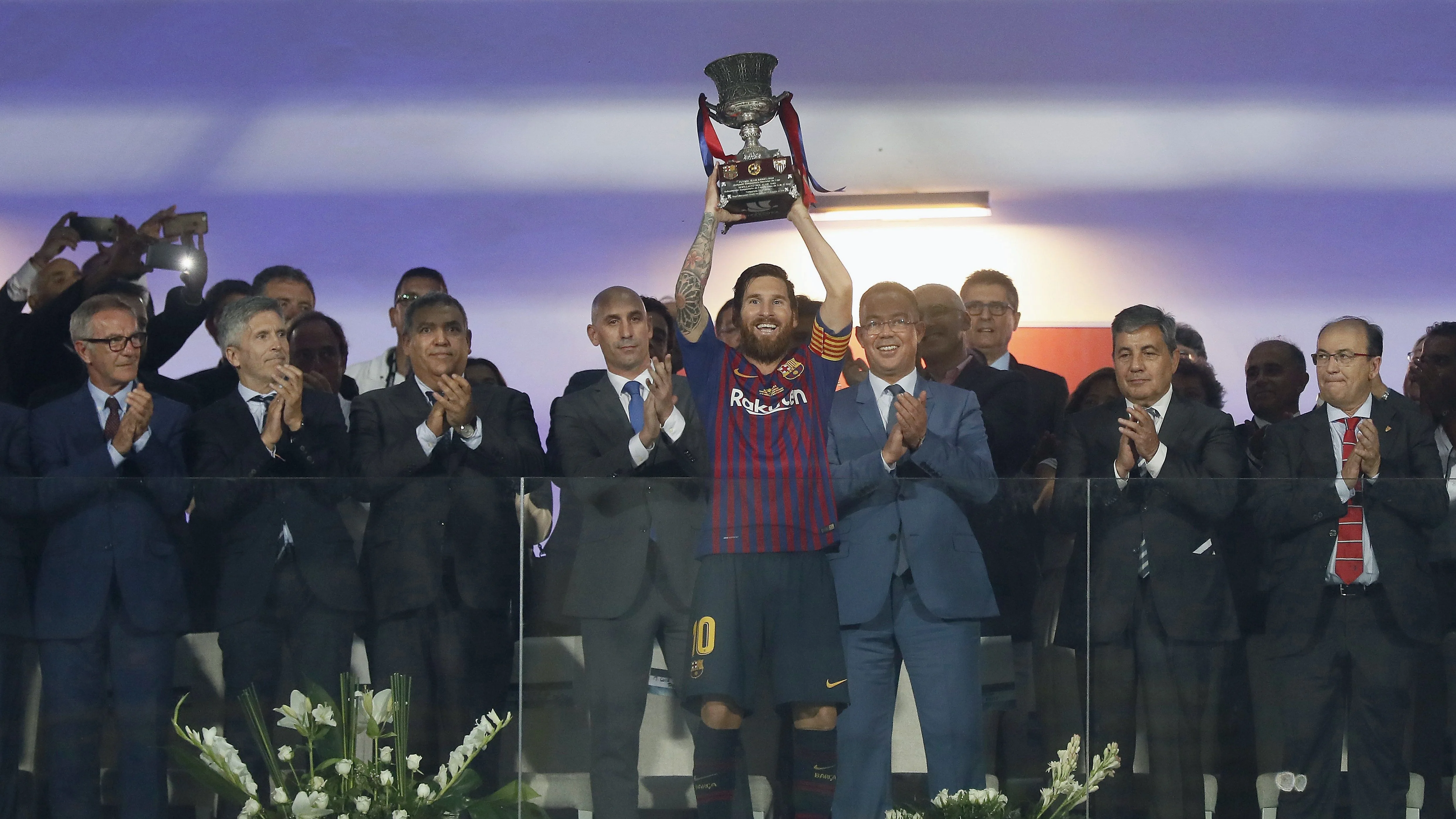 El capitán Leo Messi levanta el trofeo de campeón tras la final de la Supercopa de España