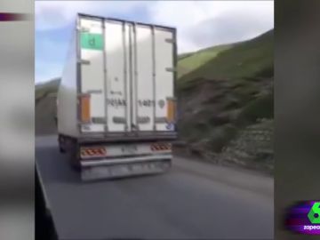 Vídeo de dos hombres reparando un camión Vídeo de dos hombres reparando un camión