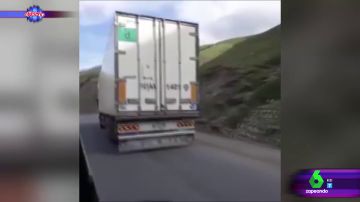 Vídeo de dos hombres reparando un camión