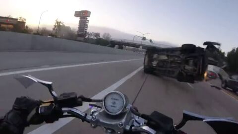 Un motociclista graba un accidente en una carretera de San Diego antes de ser impactado