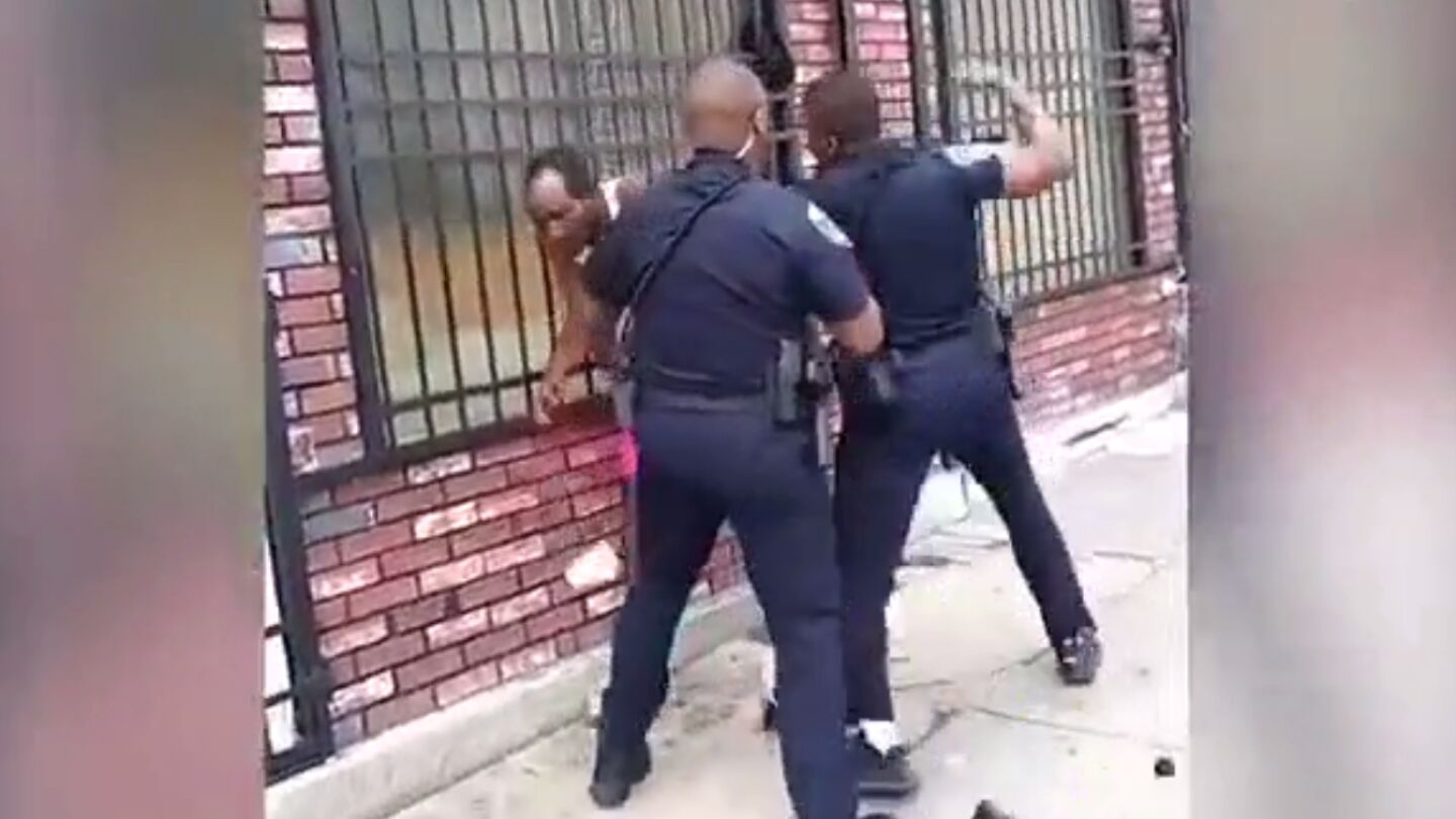 Agresi&oacute;n de un polic&iacute;a de Baltimore a un hombre