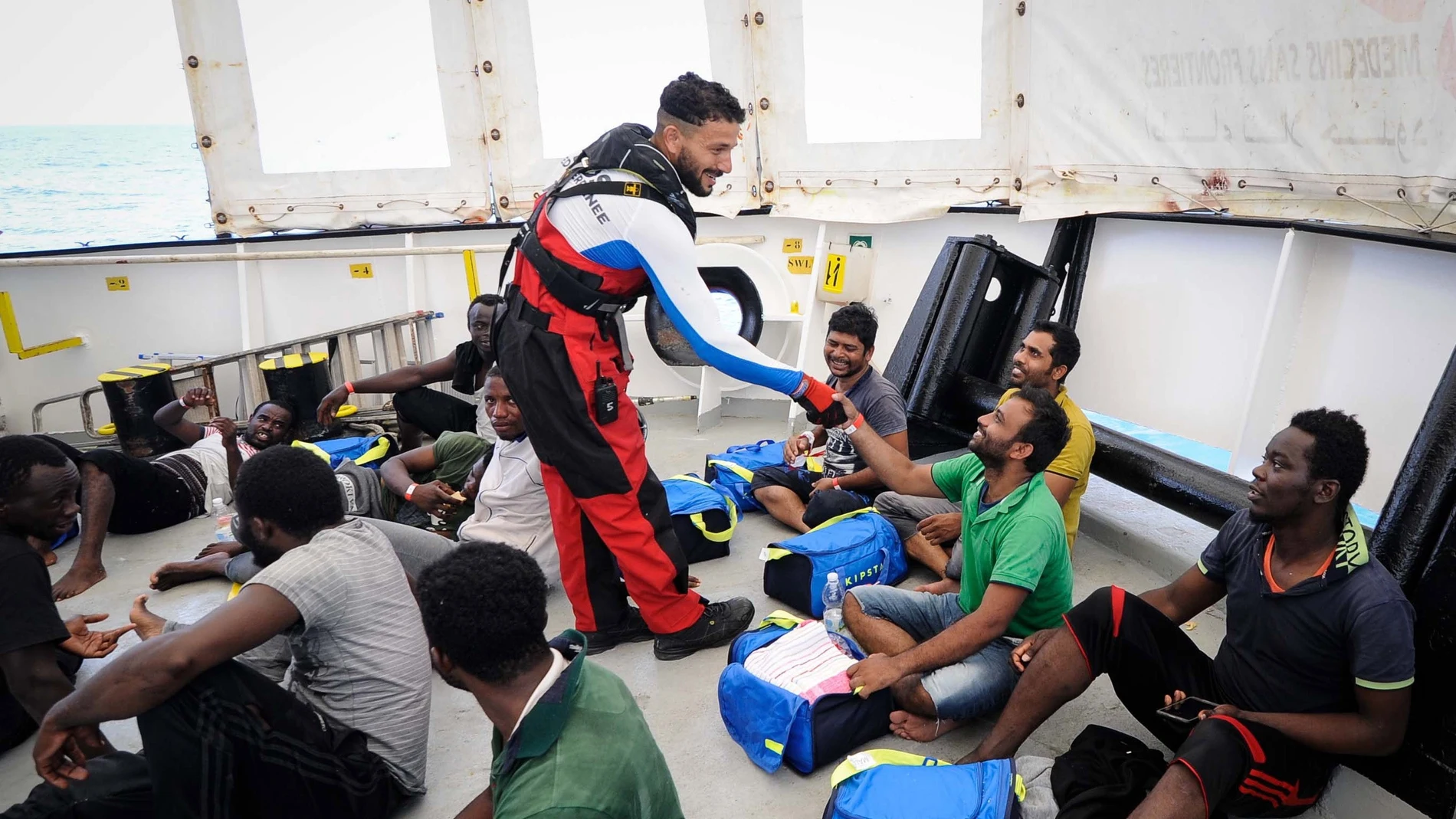 Varios inmigrantes rescatados abordo del barco de rescate Aquarius 