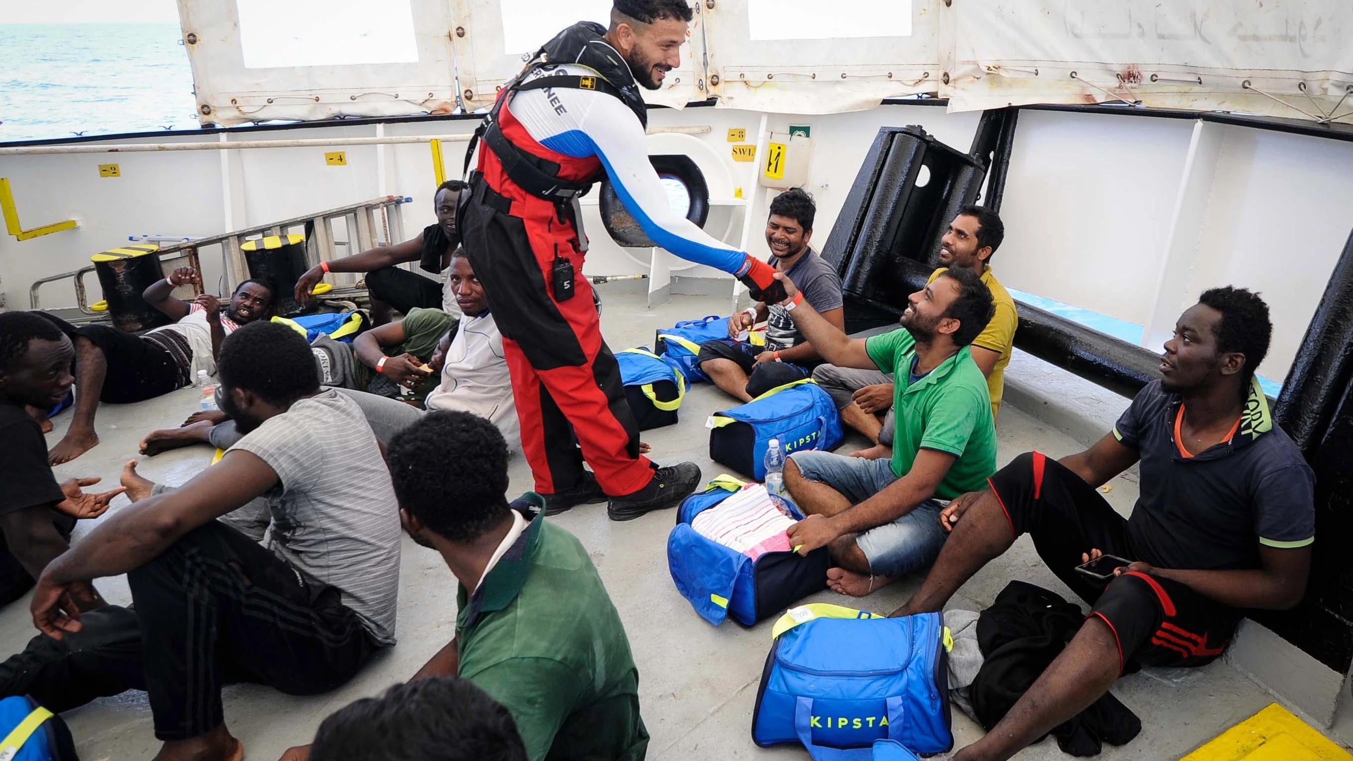 Varios inmigrantes rescatados abordo del barco de rescate Aquarius 