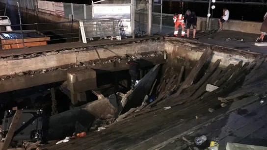 El desplome de una pasarela de madera durante una de las actuaciones del festival de O Marisquiño de Vigo. El desplome de una pasarela de madera durante una de las actuaciones del festival de O Marisquiño de Vigo.