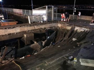 El desplome de una pasarela de madera durante una de las actuaciones del festival de O Marisquiño de Vigo. El desplome de una pasarela de madera durante una de las actuaciones del festival de O Marisquiño de Vigo.