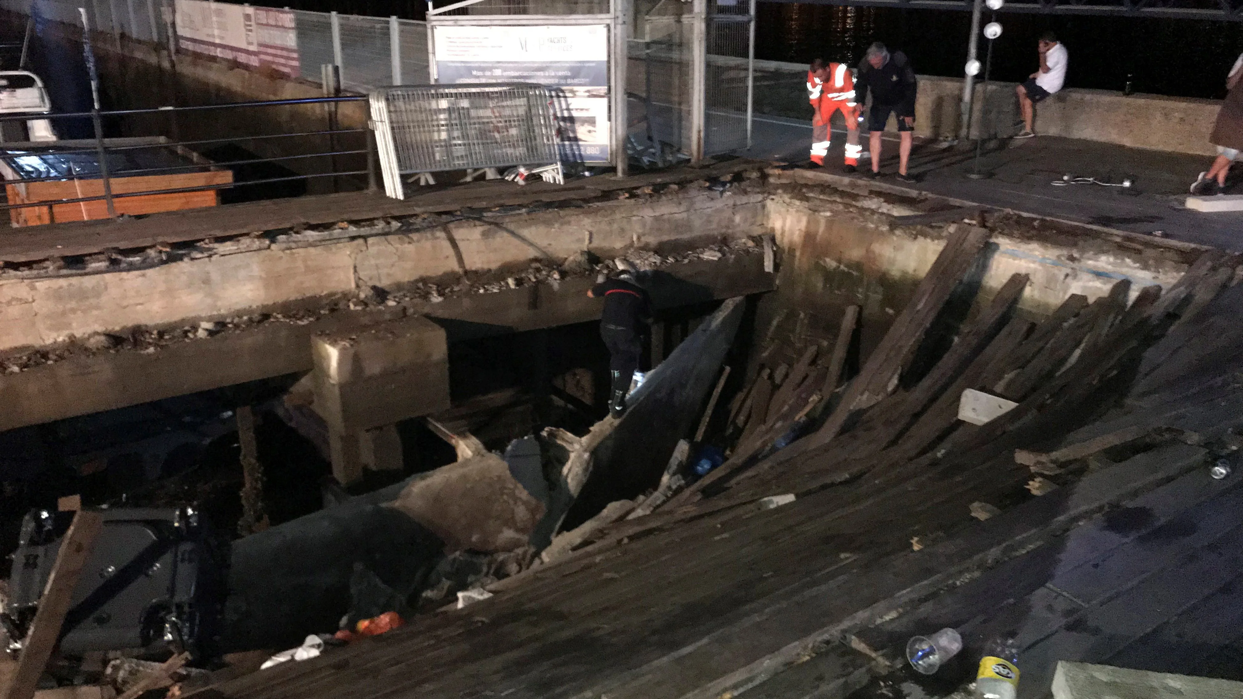 El desplome de una pasarela de madera durante una de las actuaciones del festival de O Marisquiño de Vigo.