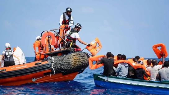Varios migrantes siendo rescatados para ser llevados abordo del barco de rescate Aquarius (Archivo) Varios migrantes siendo rescatados para ser llevados abordo del barco de rescate Aquarius (Archivo)