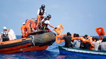 Varios migrantes siendo rescatados para ser llevados abordo del barco de rescate Aquarius (Archivo)