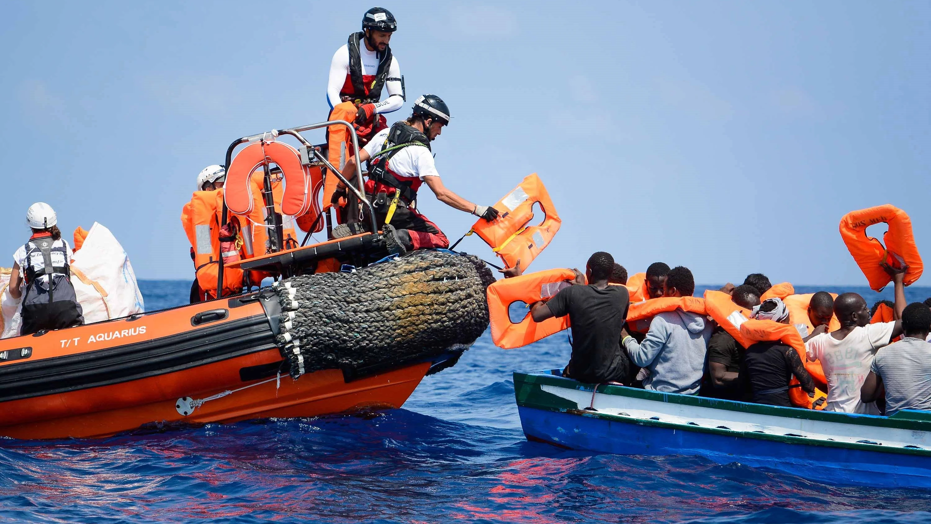 Varios migrantes siendo rescatados para ser llevados abordo del barco de rescate Aquarius (Archivo)