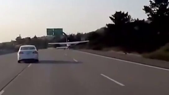 Graban el incre&iacute;ble aterrizaje de una peque&ntilde;a avioneta en una autopista de California