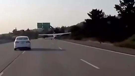 Graban el increíble aterrizaje de una pequeña avioneta en una autopista de California Graban el increíble aterrizaje de una pequeña avioneta en una autopista de California