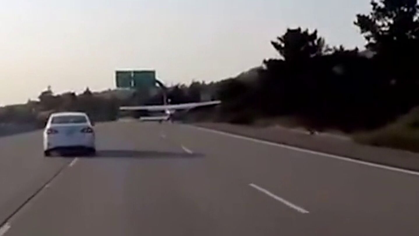 Graban el incre&iacute;ble aterrizaje de una peque&ntilde;a avioneta en una autopista de California