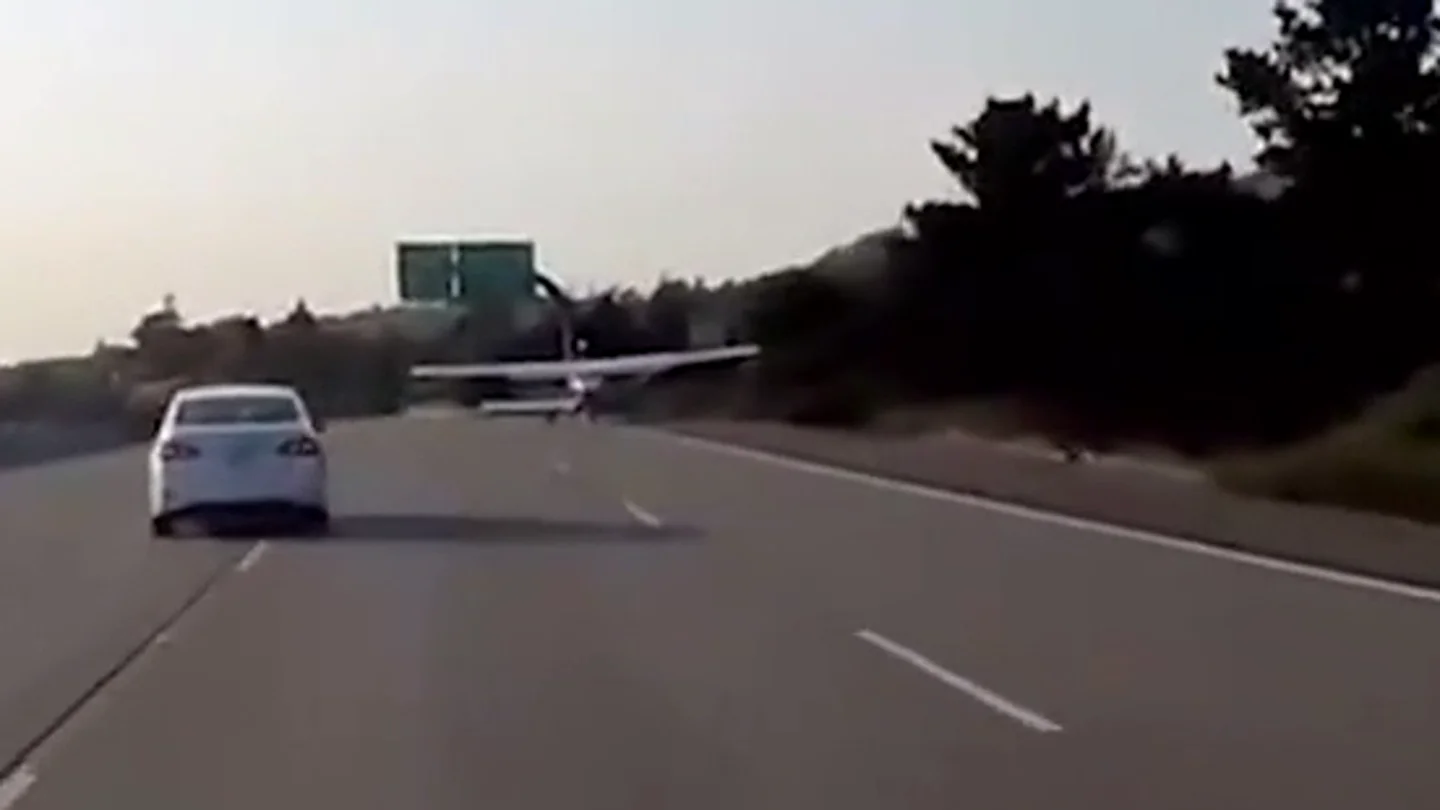 Graban el increíble aterrizaje de una pequeña avioneta en una autopista de California Graban el increíble aterrizaje de una pequeña avioneta en una autopista de California