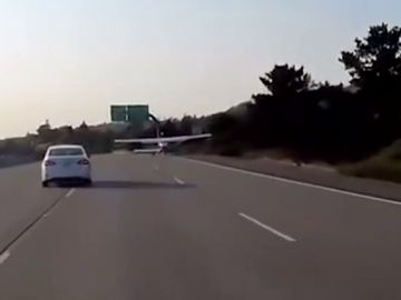 Graban el increíble aterrizaje de una pequeña avioneta en una autopista de California Graban el increíble aterrizaje de una pequeña avioneta en una autopista de California