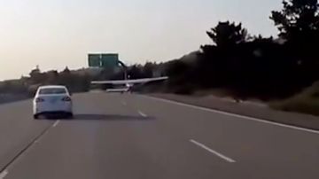 Graban el increíble aterrizaje de una pequeña avioneta en una autopista de California