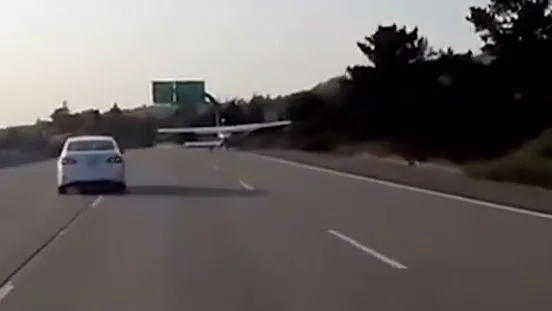 Graban el increíble aterrizaje de una pequeña avioneta en una autopista de California