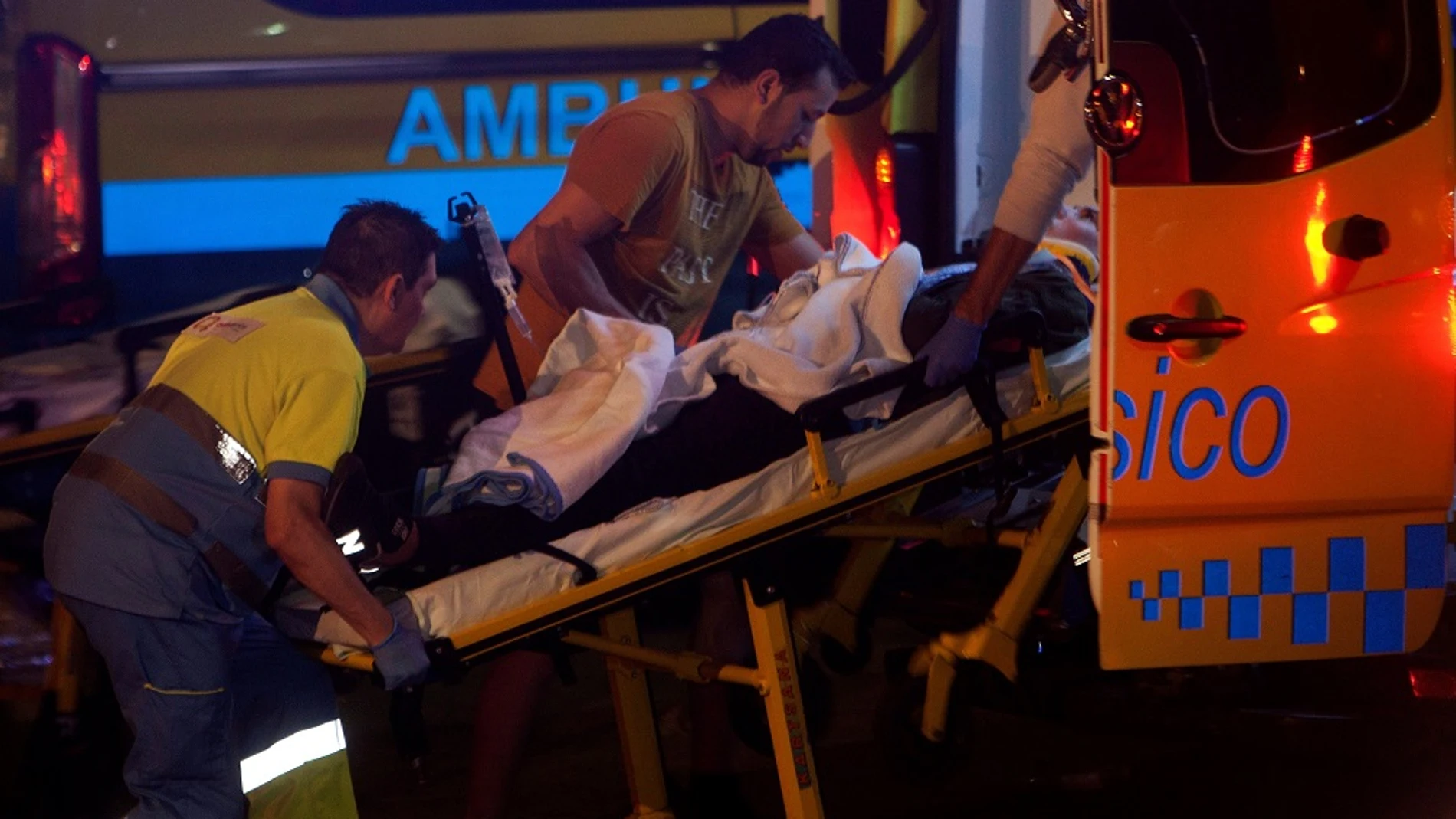 Equipos sanitarios atendiendo a uno de los heridos tras desplomarse una pasarela en un festival de Vigo