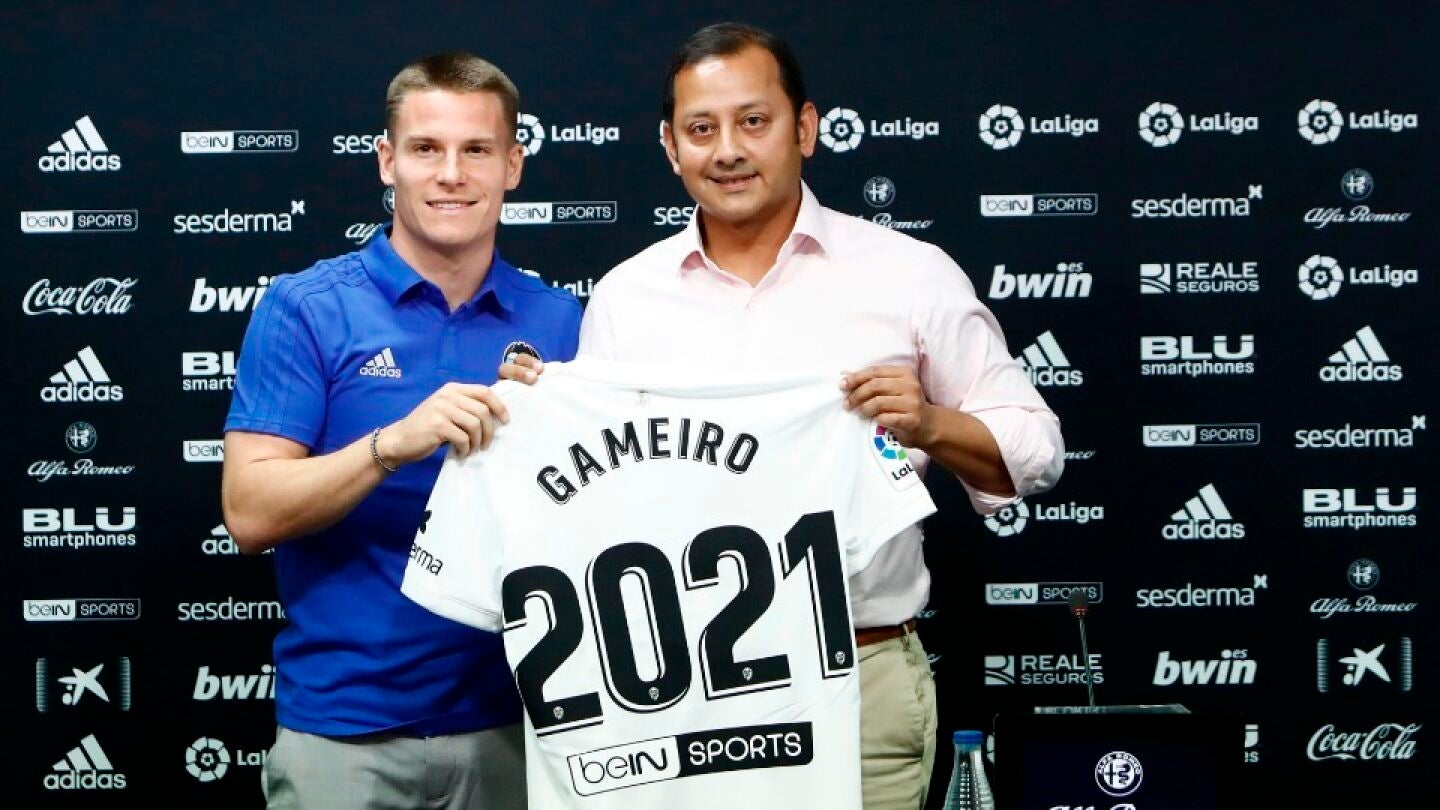 Gameiro en su presentaci&oacute;n con el Valencia CF