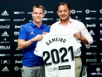 Gameiro en su presentación con el Valencia CF Gameiro en su presentación con el Valencia CF