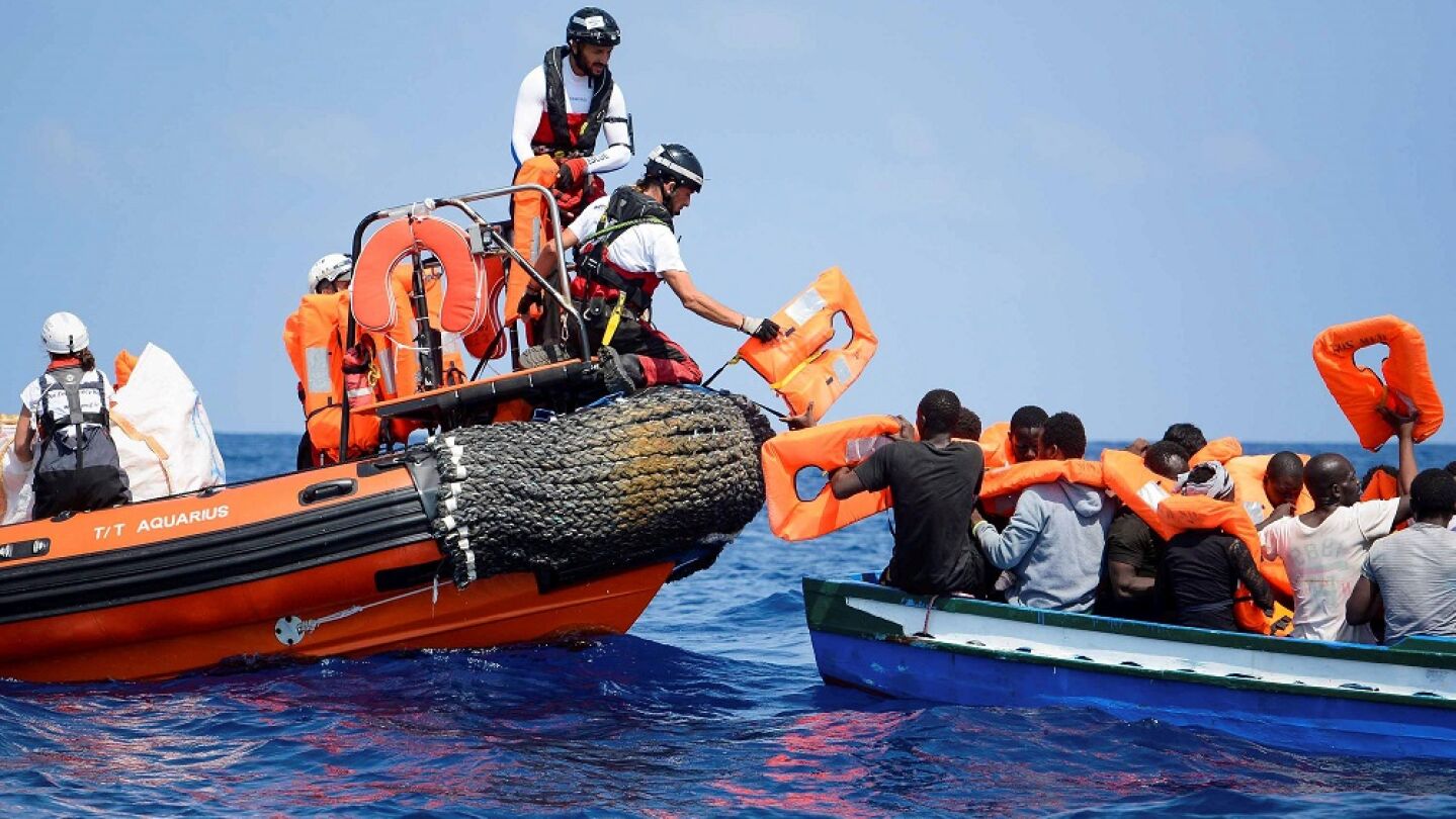 Fotograf&iacute;a facilitada por M&eacute;dicos Sin Frontera de los tripulantes del Aquarius tratando de ayudar a una embarcaci&oacute;n a la deriva