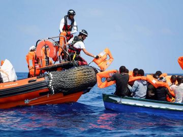 Fotografía facilitada por Médicos Sin Frontera de los tripulantes del Aquarius tratando de ayudar a una embarcación a la deriva Fotografía facilitada por Médicos Sin Frontera de los tripulantes del Aquarius tratando de ayudar a una embarcación a la deriva