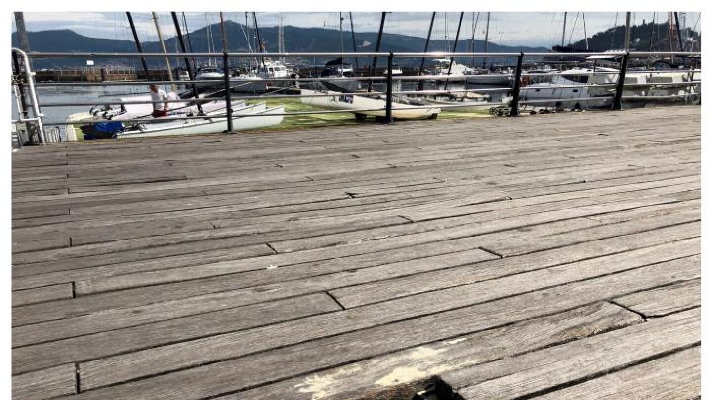 Fotograf&iacute;as del piso deteriorado del paseo mar&iacute;timo de Vigo, tomadas a finales del pasado mes de julio
