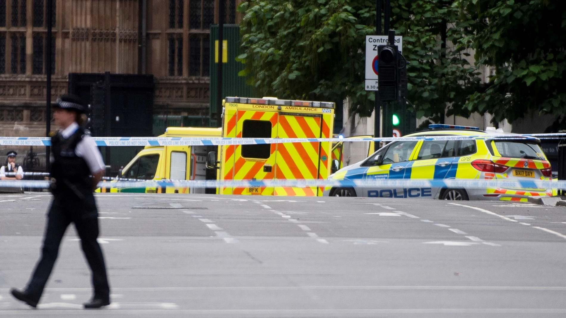 Miembros de la Policía colocan un perímetro de seguridad en el Parlamento británico