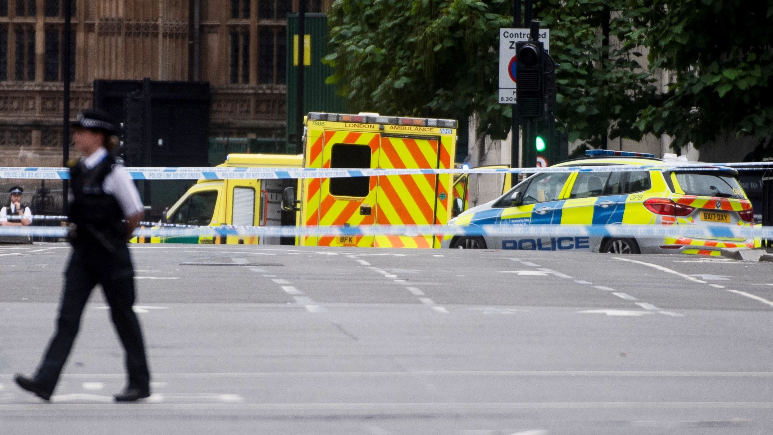 Miembros de la Policía colocan un perímetro de seguridad en el Parlamento británico