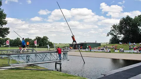 Canal jumping Los deportes acuáticos más curiosos y dónde practicarlos