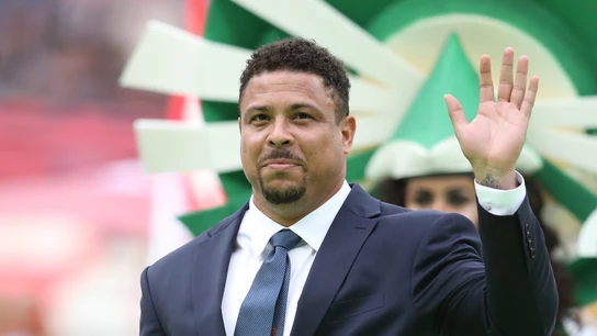 Ronaldo Nazario saludando Ronaldo Nazario saludando