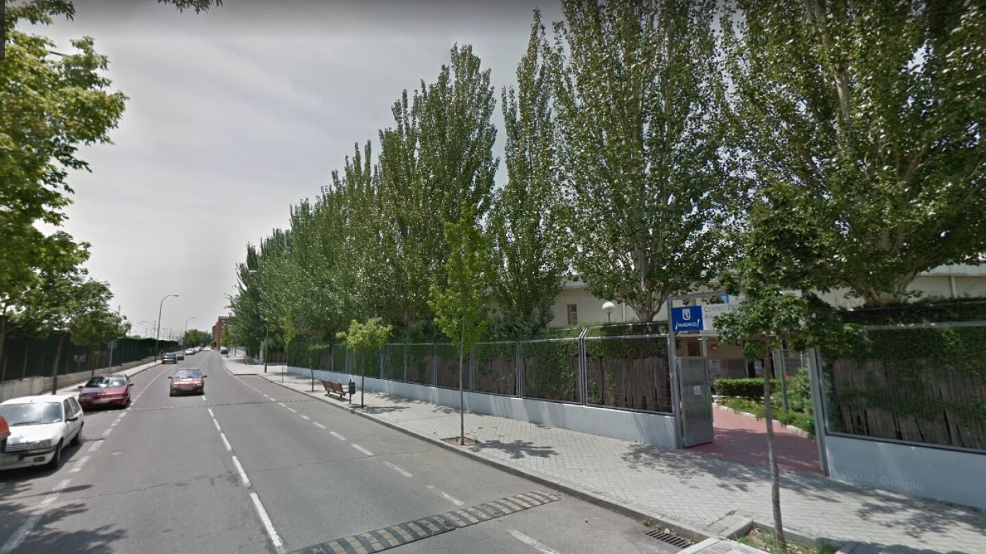 Exteriores de la piscina municipal del madrile&ntilde;o barrio de Villaverde